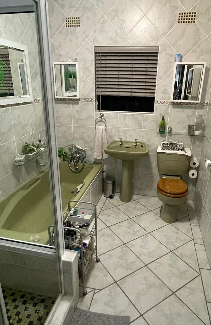 4 Bedroom Property for Sale in Beacon Bay Eastern Cape